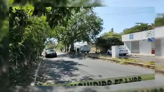 Personal de la FGE Quintana Roo realizó las indagatorias en la zona donde fue encontrado el hombre muerto en Chetumal Personal de la FGE Quintana Roo realizó las indagatorias en la zona donde fue encontrado el hombre muerto en Chetumal