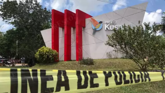 La Policía en Cancún acordonó la zona donde ocurrió el ataque abalazos del hombre en la ciudad, en espera de Servicios Periciales de la FGE Quintana Roo La Policía en Cancún acordonó la zona donde ocurrió el ataque abalazos del hombre en la ciudad, en espera de Servicios Periciales de la FGE Quintana Roo