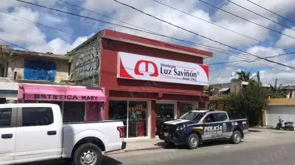 Policías se entrevistaron con los testigos del robo armado ocurrido en la casa de empeño 'Montepío Luz Saviñón' de la Región 2019 de Cancún Policías se entrevistaron con los testigos del robo armado ocurrido en la casa de empeño 'Montepío Luz Saviñón' de la Región 2019 de Cancún