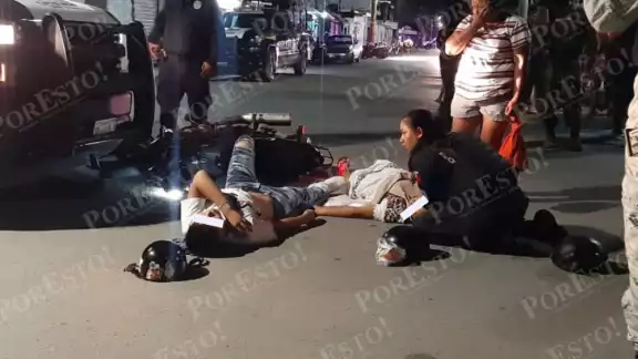 Los dos tripulantes de la motocicleta impactada por una patrulla policiaca en Cozumel fueron llevados a un hospital privado de la isla Los dos tripulantes de la motocicleta impactada por una patrulla policiaca en Cozumel fueron llevados a un hospital privado de la isla