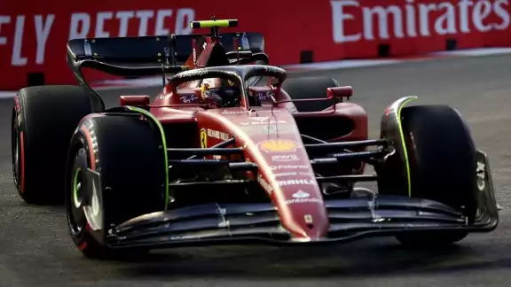 El mexicano tuvo algunos problemas para controlar el coche desde el comienzo, lo cual le costó perder algunos segundos en la primera vuelta