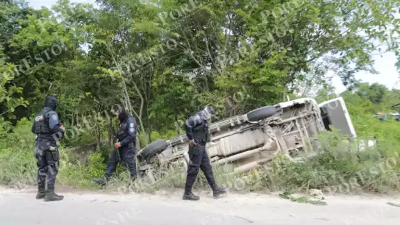 El vehículo fue retirado de la zona de la colonia Santa Cecilia en Cancún y llevado al corralón tras la volcadura El vehículo fue retirado de la zona de la colonia Santa Cecilia en Cancún y llevado al corralón tras la volcadura