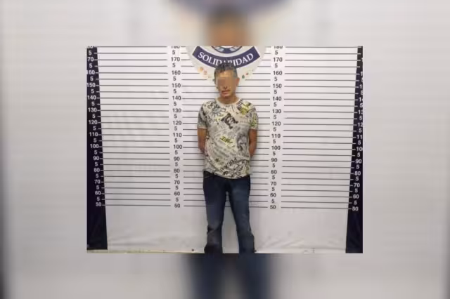 El hombre fue llevado a las instalaciones de la FGE Quintana Roo en Playa del Carmen, donde enfrenará cargos por allanamiento y amenazas