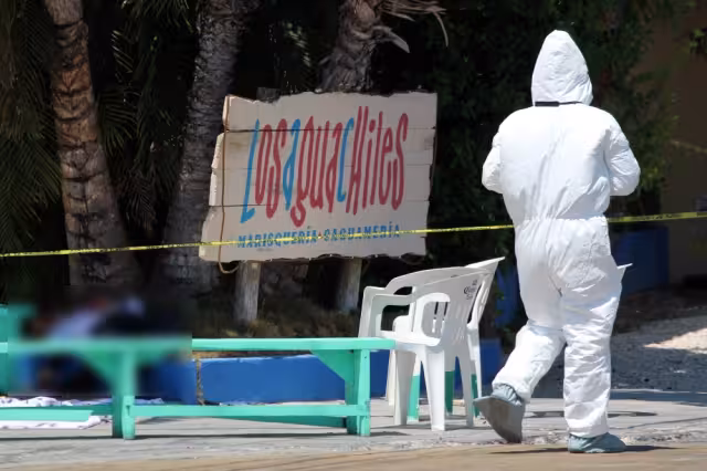 El cuerpo del vigilante asesinado en Cancún quedó tendido en la jardinera del restaurante 'Los Aguachiles' en la ciudad