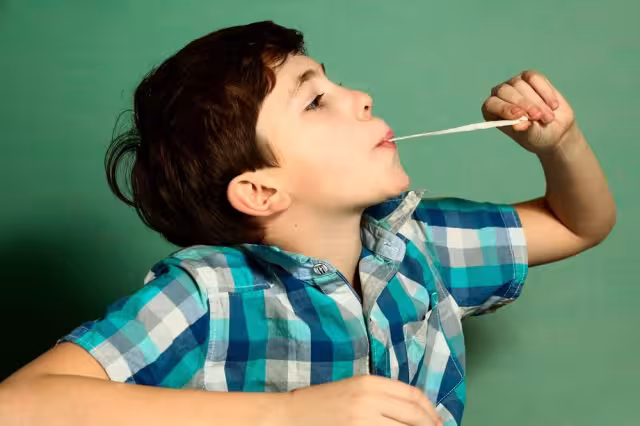 La madre reveló que el niño se acabó un frasco entero de chicles
