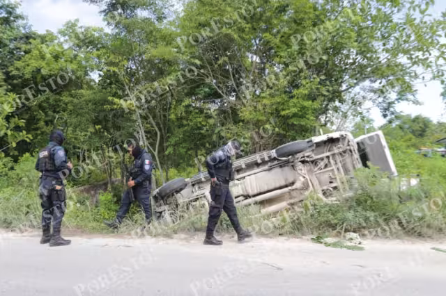 El vehículo fue retirado de la zona de la colonia Santa Cecilia en Cancún y llevado al corralón tras la volcadura