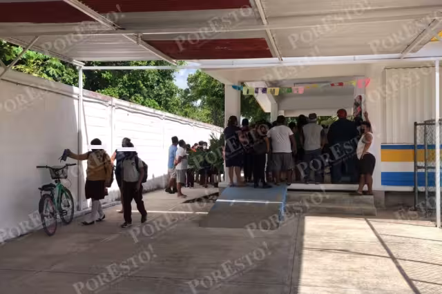Los papás acudieron a la escuela secundaria de Isla Mujeres para tratar de obtener información sobre la supuesta amenaza de balacera