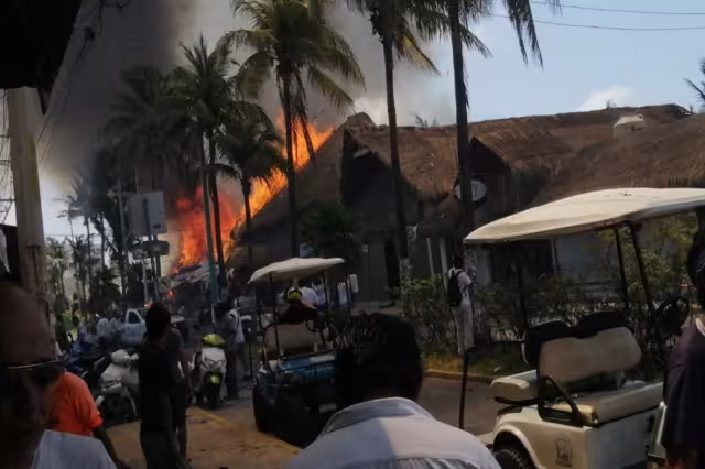 El incendio ya alcanzó varias palapas en el malecón