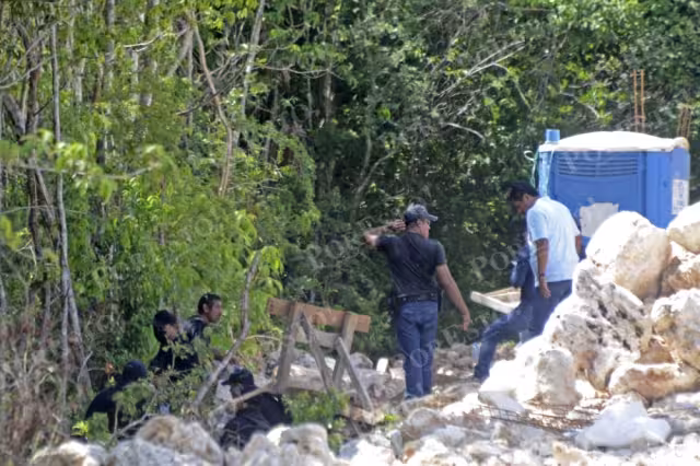La narcofosa fue hallada atrás de una obra en construcción en el fraccionamiento Paseos Kusamil, Región 110 en Cancún