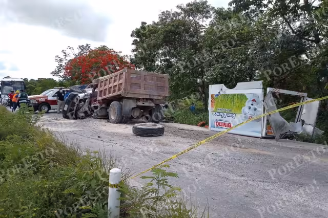 La unidad de Bimbo quedó sobre la parte frontal del volquete en la vía Cancún-Puerto Morelos, causando la muerte de su conductor