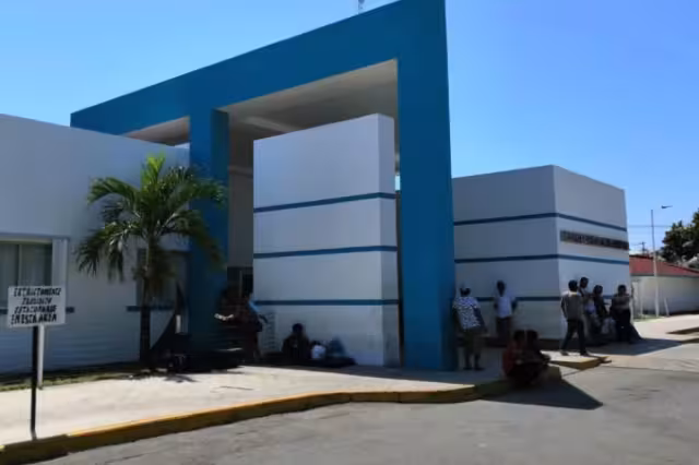 El herido de gravedad tras el accidente en Bacalar fue internado de emergencia al Hospital General de Chetumal para sua tención médica