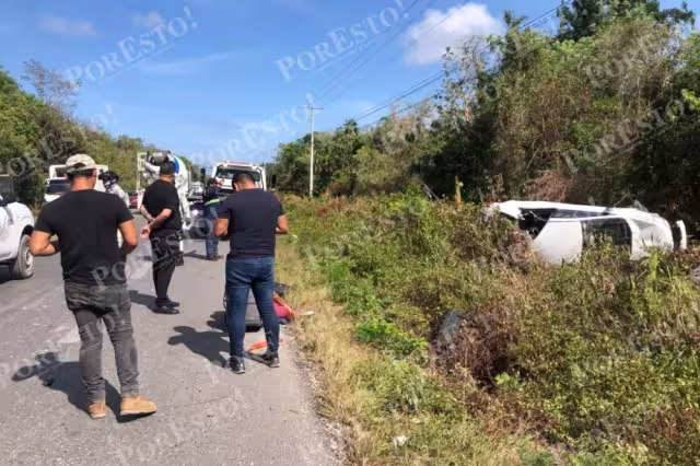 El automóvil terminó volcado a un lado de la carretera federal 180, y con daños considerables, mientras sus ocupantes fueron revisados por socorristas
