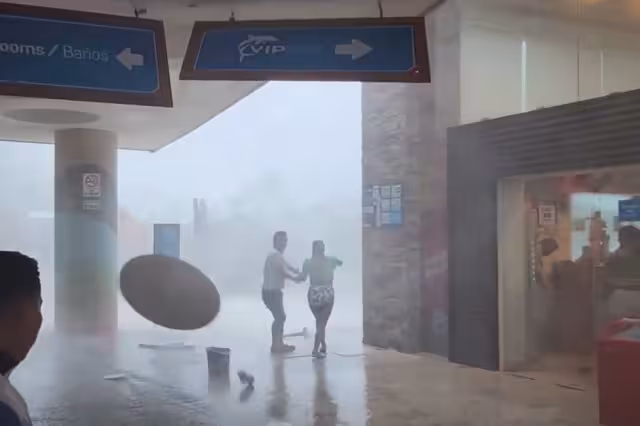 El video mostró la fuerza del viento y de la lluvia que cayó sobre Isla Mujeres este 30 de mayo, que se ve afectado por una zona de inestabilidad en el Mar Caribe