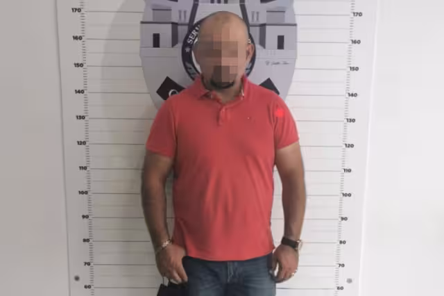 El hombre que petaba de manera ilegal un arma exclusiva del Ejército, fue llevado hacia la FGE Quintana Roo en Playa del Carmen para definir su situación legal