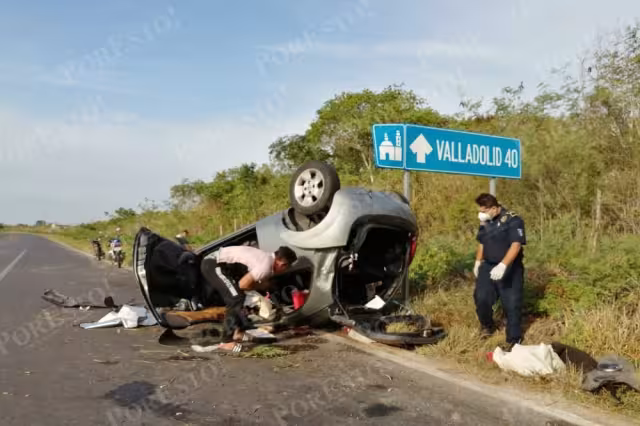 Los tripulantes del vehículo resultaron con golpes tras la volcadura ocurrida en la carretera Tizimín-Valladolid, en Yucatán