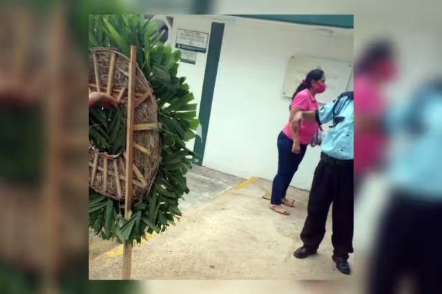 Una de las coronas de flores fue enviada a una colaboradora de la subdelegación del IMSS en Chetumal