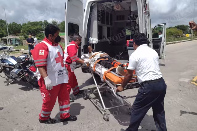 Paramédicos trasladaron al menor de edad hacia el Hospital General de Carrillo Puerto tras el accidente vehicular en la Zona Maya