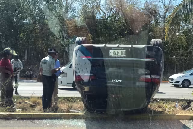 El vehículo terminó volcado sobre el camellón de la carretera federal Cancún-Playa del Carmen, donde aún se mantiene sin ser retirado
