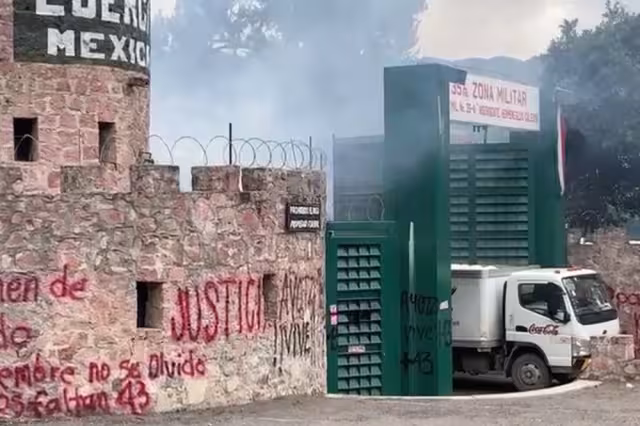 La camioneta de la refresquera Coca-Cola terminó con daños luego de ser estrellada de reversa en la puerta de la 35 zona militar de Chilpancingo