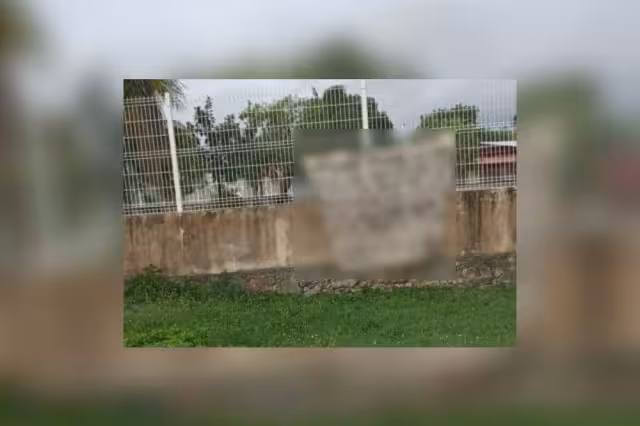 La manta color blanco apareció en la barda perimetral de la Secundaria de Calderitas, que posteriormente fue retirada por policías