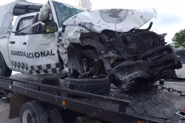 El vehículo de la Guardia Nacional terminó sobre la banqueta del Boulevard Luis Donaldo Colosio en Cancún tras el choque