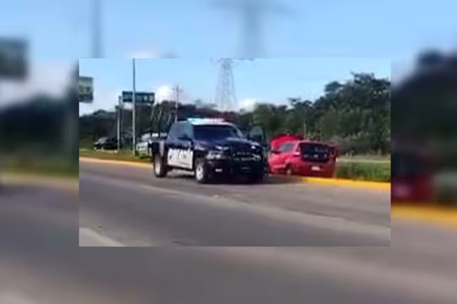 El automóvil quedó sobre el camellón de la carretera Cancún-Playa del Carmen, hasta donde llegó una unidad de la Policía Municipal