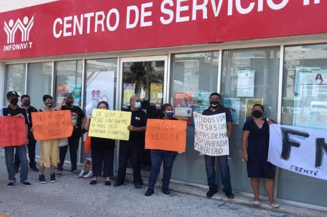 Los manifestantes explicaron que el método usado por el Infonavit les quita un porcentaje alto de puntos