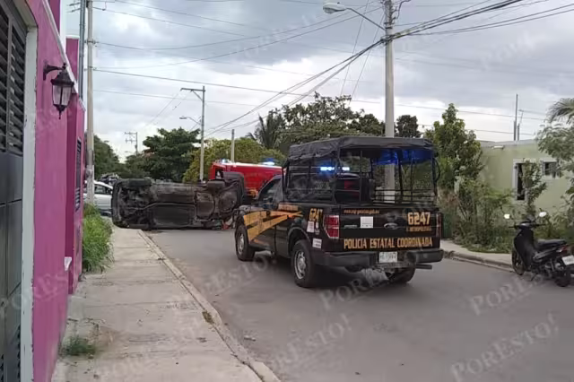 El accidente en San Luis Dzununcán ocurrió la tarde de este 13 de junio, donde el automóvil aún permanece en el sitio de la volcadura
