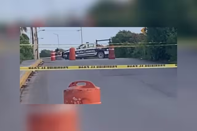 Las autoridades acordonaron la zona donde se reportó la ubicación del cadáver embolsado en Isla Mujeres