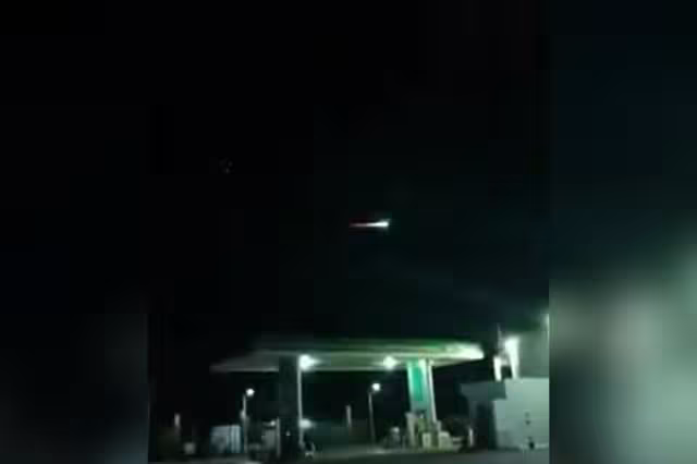 El haz de luz se pudo observar en este video que circuló en redes