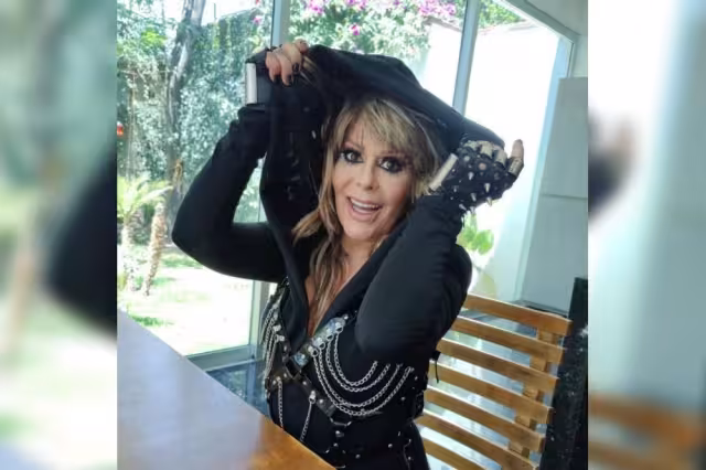 'La Guzmán' detuvo su presentación al no poderse poner de pie luego de caerse durante un evento de la Hispanic Heritage Foundation en EU