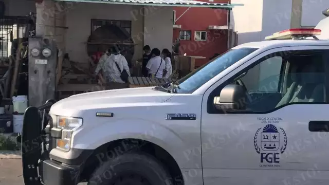 El hombre apodado 'El Güero' quedó tendido en el patio de su casa en la Región 110 de Cancún luego de recibir múltiples disparos