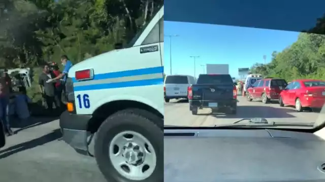 En la grabación hecha por un automovilista, se vió un vehículo blanco volcado entre la maleza en una de las laterales de la carretera Cancún-Puerto Morelos