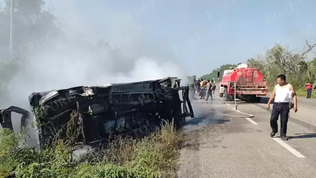 El cuerpo del pasajero calcinado fue sacado de la unidad cuando se controló el fuego tras el accidente en Carrillo Puerto