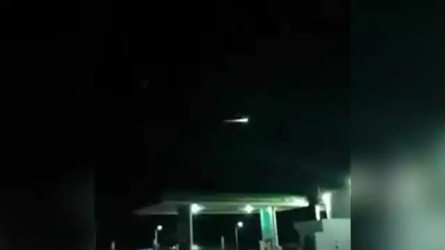 El haz de luz se pudo observar en este video que circuló en redes