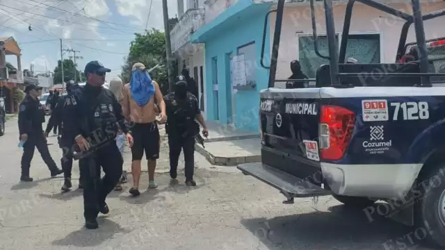 Los detenidos fueron subidos a una patrulla de la Policía y trasladados a la FGE Quintana Roo, sede Cozumel
