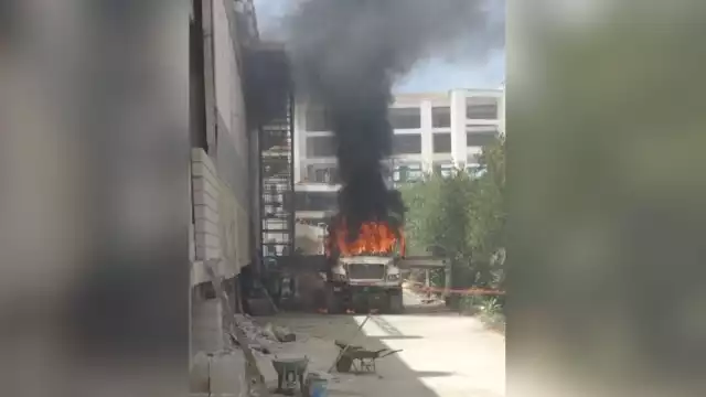 El vehículo pesado comenzó a expedir humo mientras se incendiaba dentro de los predios del Hotel Royalton Riviera en Cancún