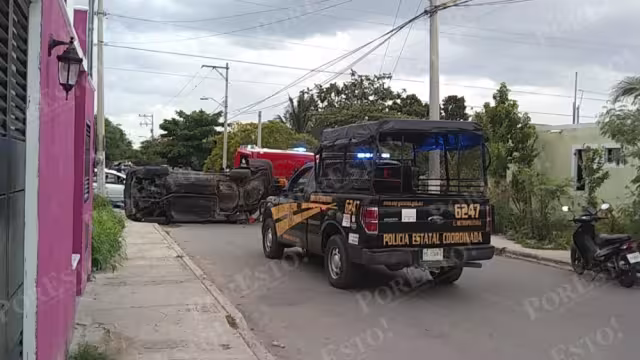 El accidente en San Luis Dzununcán ocurrió la tarde de este 13 de junio, donde el automóvil aún permanece en el sitio de la volcadura