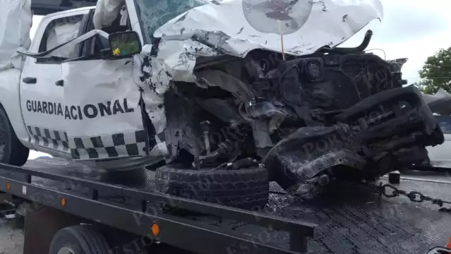 El vehículo de la Guardia Nacional terminó sobre la banqueta del Boulevard Luis Donaldo Colosio en Cancún tras el choque