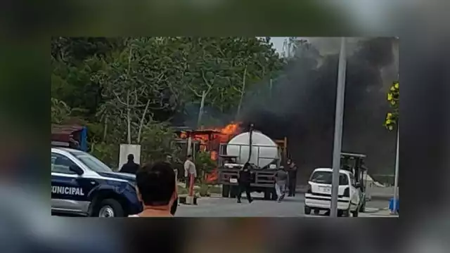 Vecinos alertaron a los bomberos sobre el incendio de la bodega de materiales en Cozumel, que fue consumida por las llamas
