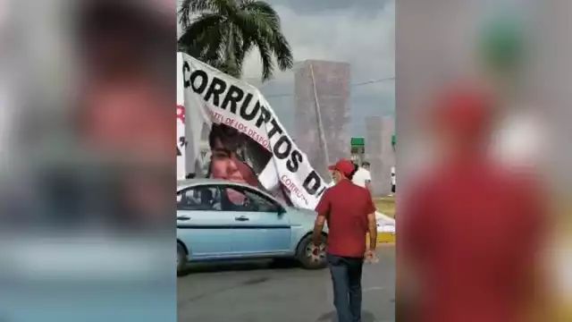 La lona fue arrancada de donde había sido colocada