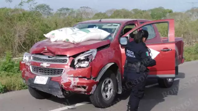 El automóvil del conductor extranjero resultó con daños en la parte frontal tras el choque en la carretera Mérida-Tizimín