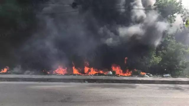 Bomberos acudieron a apagar el incendio en el fraccionamiento Los Héroes de Cancún, que amenazaba con extenderse