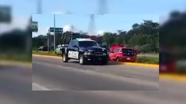 El automóvil quedó sobre el camellón de la carretera Cancún-Playa del Carmen, hasta donde llegó una unidad de la Policía Municipal
