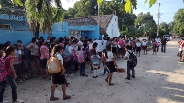 Estudiantes y padres de familia indicaron que el anterior Gobierno de Quintana Roo ignoró su solicitud de maestros para la escuela indígena en Carrillo Puerto