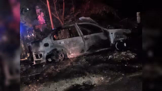 El automóvil, un Volkswagen Jetta, fue consumido por el fuego, y el sitio del incendio en Chetumal fue acordonado para evitar accidentes