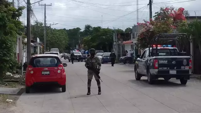 El sitio de la ejecución de un hombre en la Región 102 de Cancún fue acordonado por policías y se mantiene vigilado por agentes de la Guardia Nacional