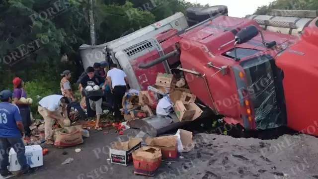 Habitantes y automovilistas aprovecharon la ausencia de la Guardia Nacional para llevarse las verduras del tráiler en Carrillo Puerto