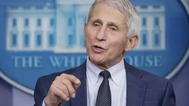 El asesor de salud del presidente Biden pidió tener cuidado antes de tomar cualquier resolución sobre los efectos de la variante Ómicron de COVID-19