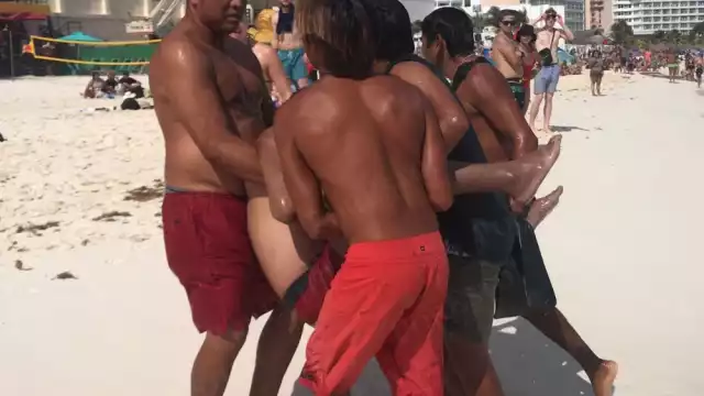 Los turistas en Playa Fórum de Cancún miraban cómo el hombre fue rescatado de fallecer dentro del mar
